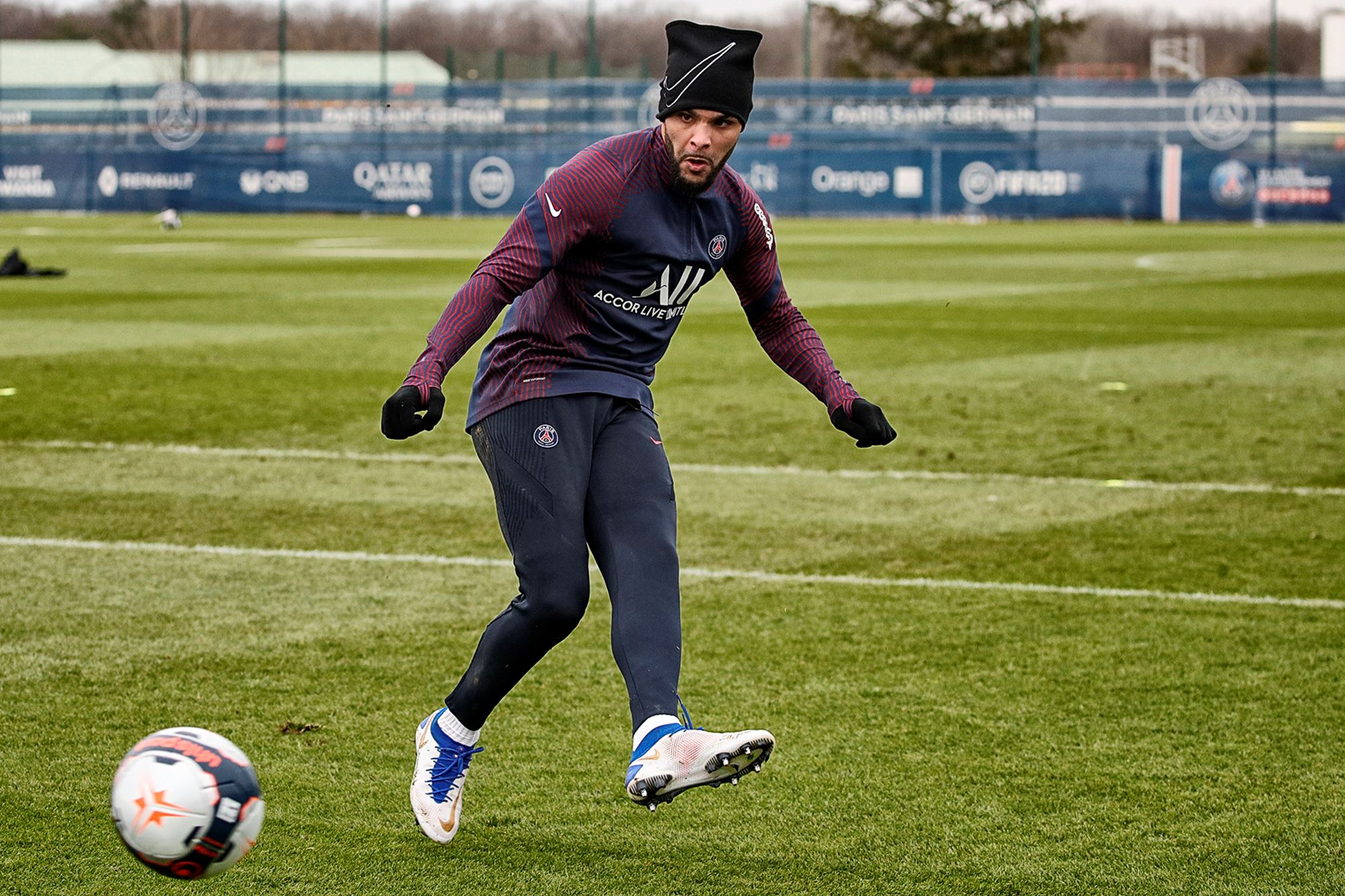 里昂训练开放日，赛前回应争议引欢呼，欧篮联在即，年轻球员得到机会的简单介绍