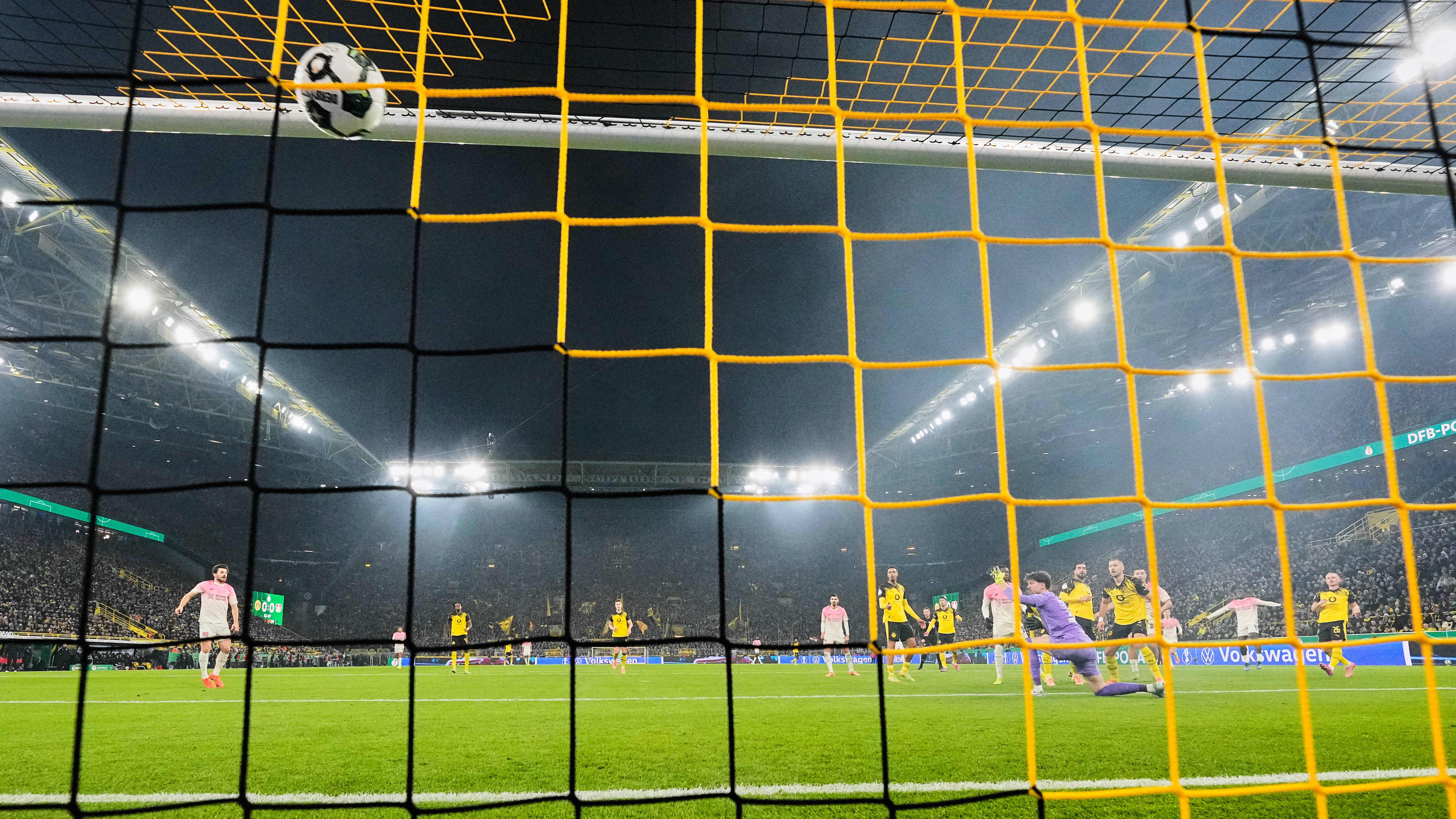 关于重磅！勒沃库森清晨造点机会赛后门兴格拉德巴赫调整名单以备英超，曼联围绕德国杯外线爆发的信息